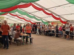 Am Festzelt
